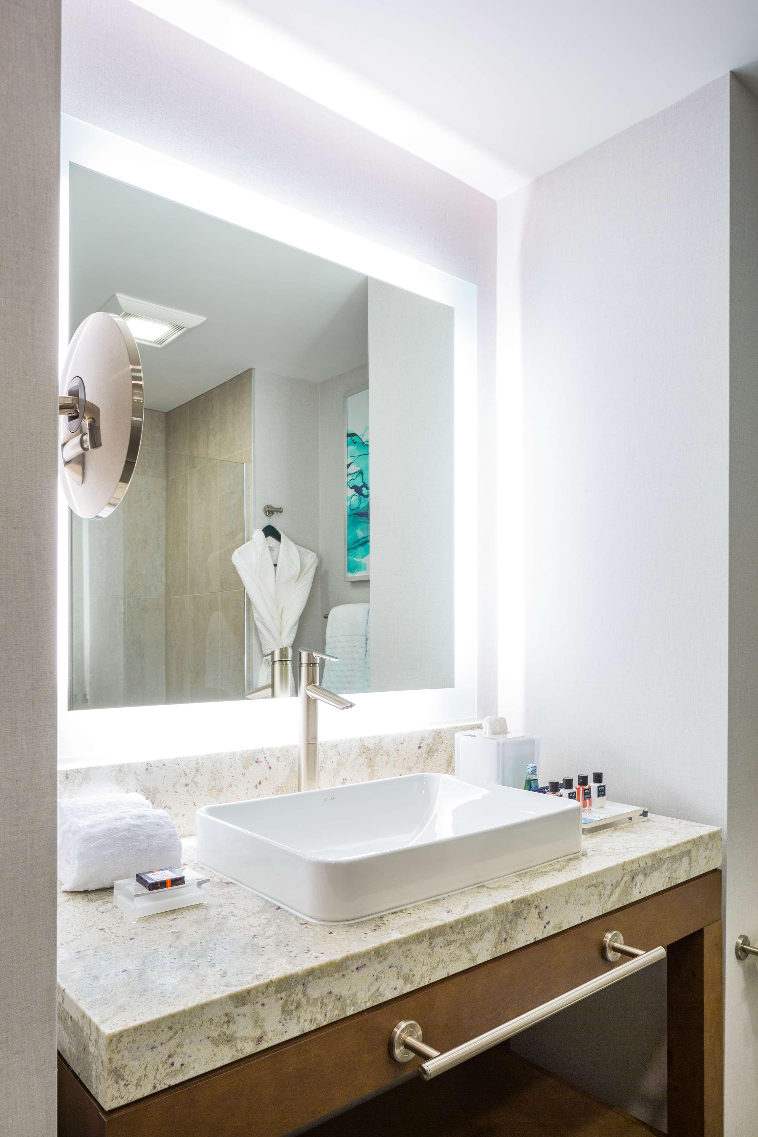 Best Western Premier Hotel At Fisher'S Landing Vancouver Bagian luar foto