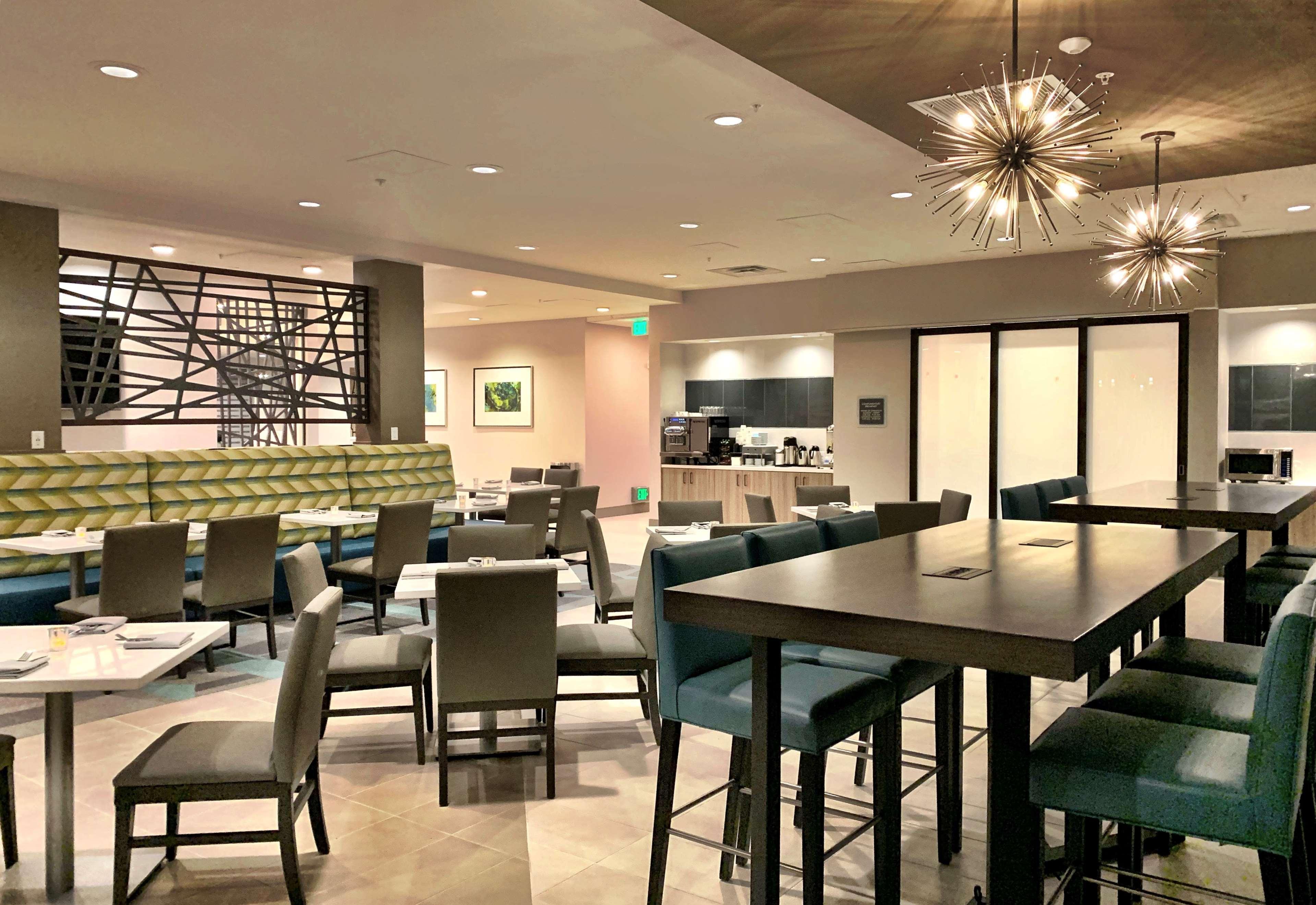 Best Western Premier Hotel At Fisher'S Landing Vancouver Bagian luar foto
