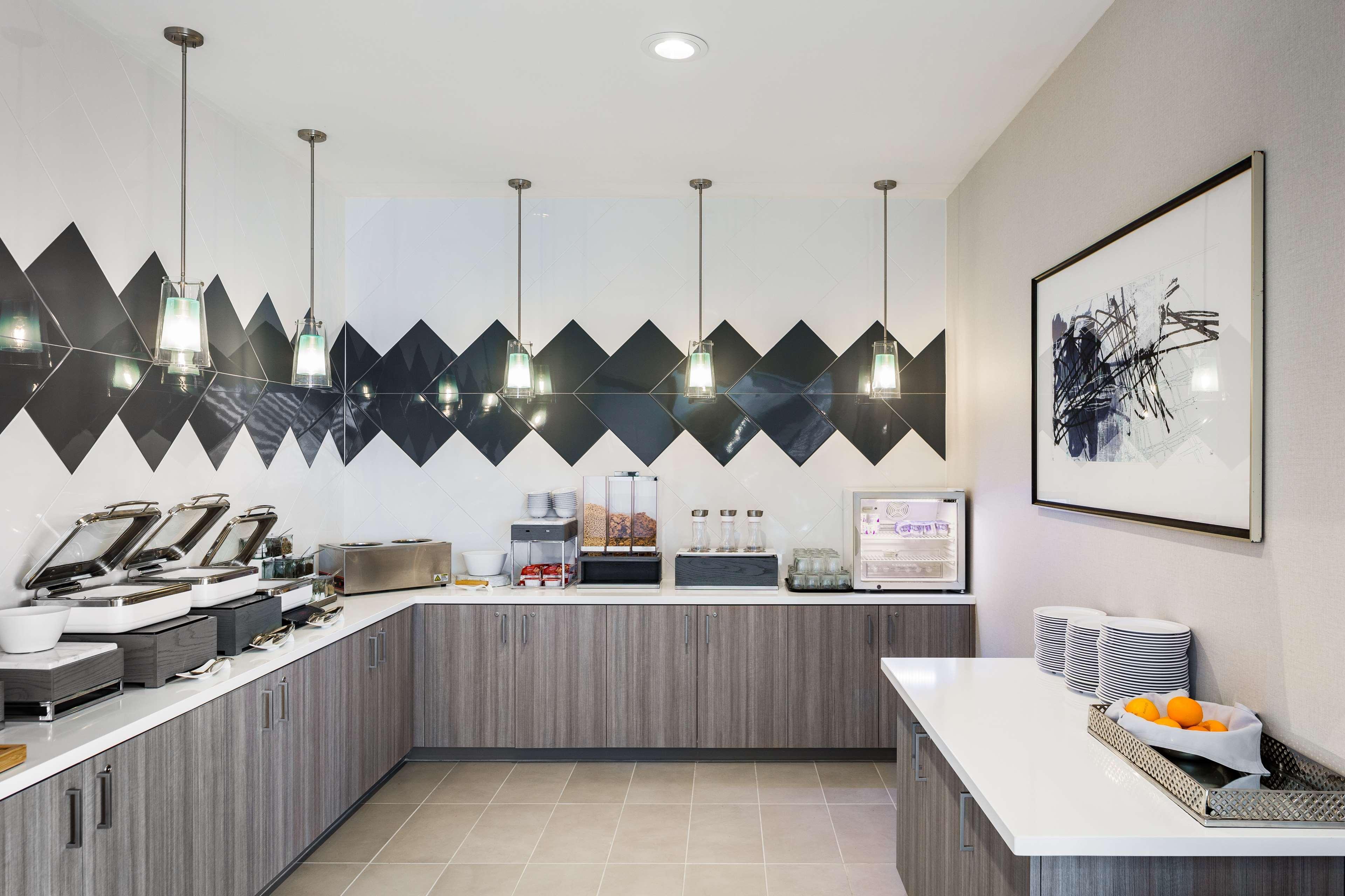 Best Western Premier Hotel At Fisher'S Landing Vancouver Bagian luar foto