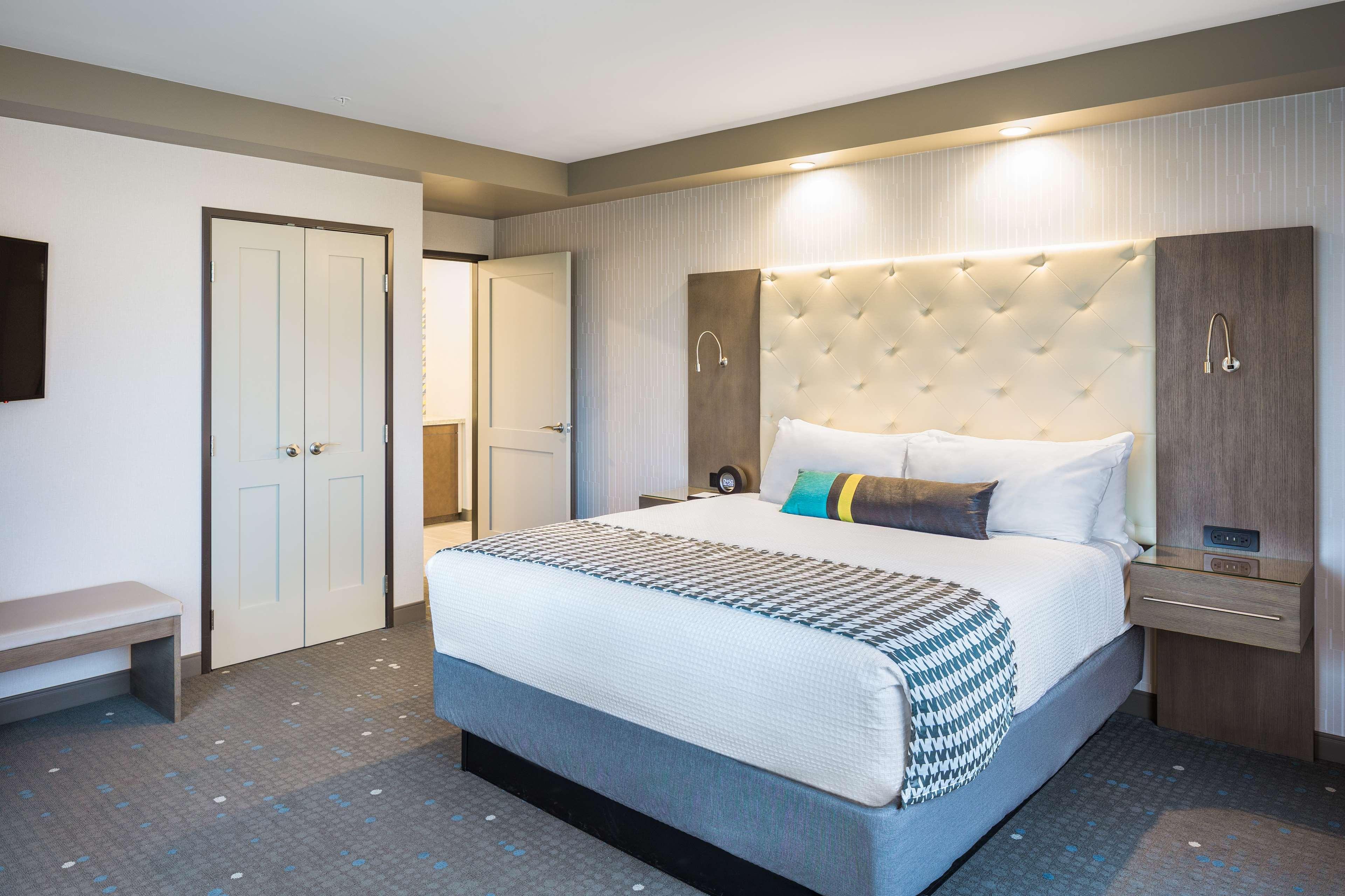 Best Western Premier Hotel At Fisher'S Landing Vancouver Bagian luar foto