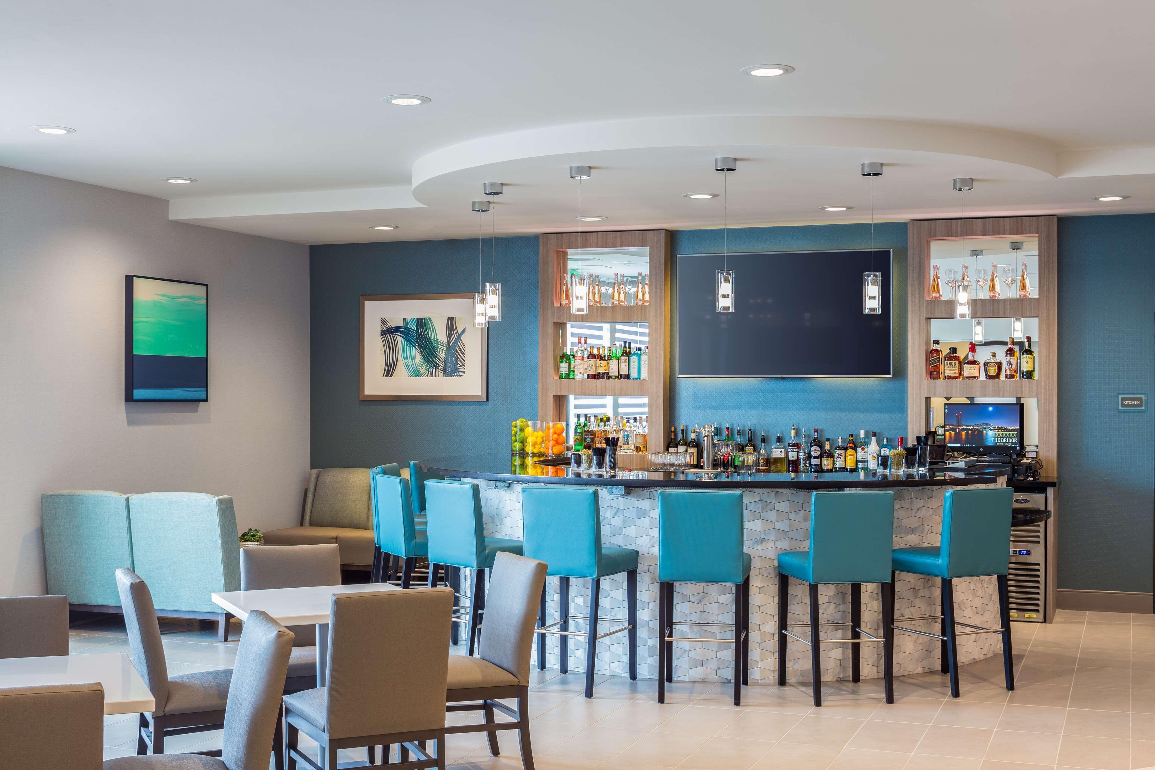 Best Western Premier Hotel At Fisher'S Landing Vancouver Bagian luar foto