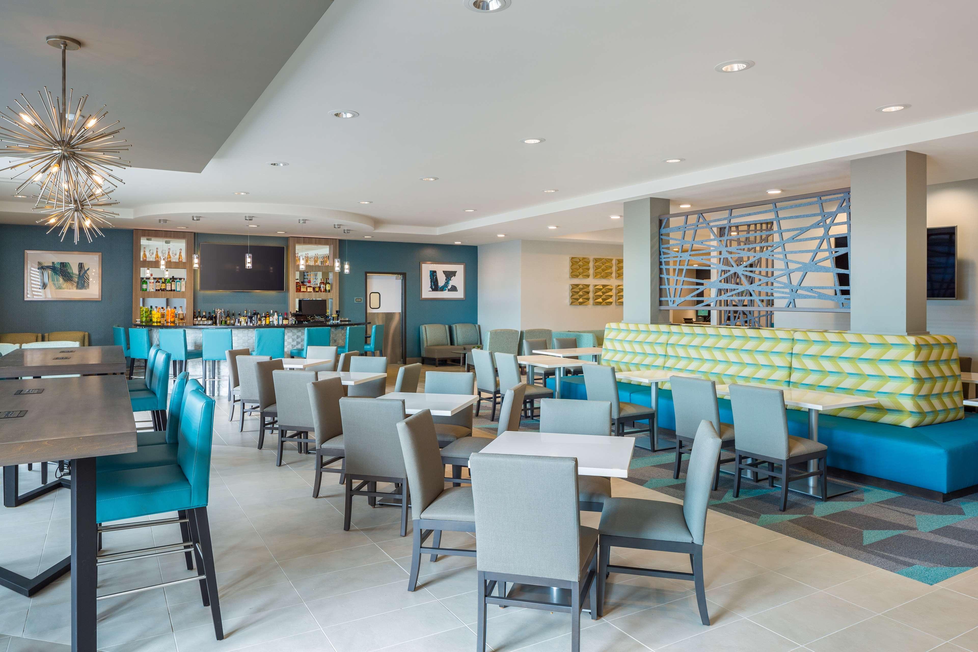 Best Western Premier Hotel At Fisher'S Landing Vancouver Bagian luar foto